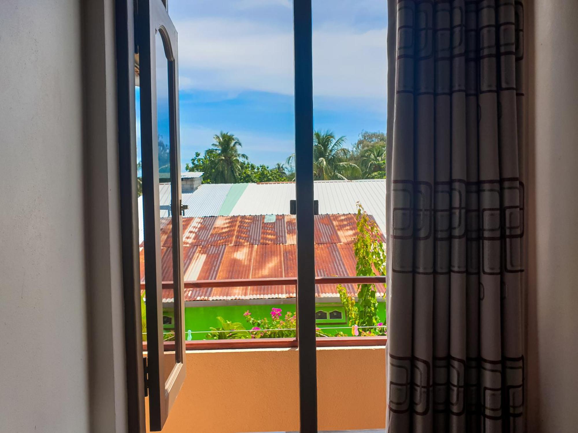 Nemo Inn Omadhoo Екстериор снимка
